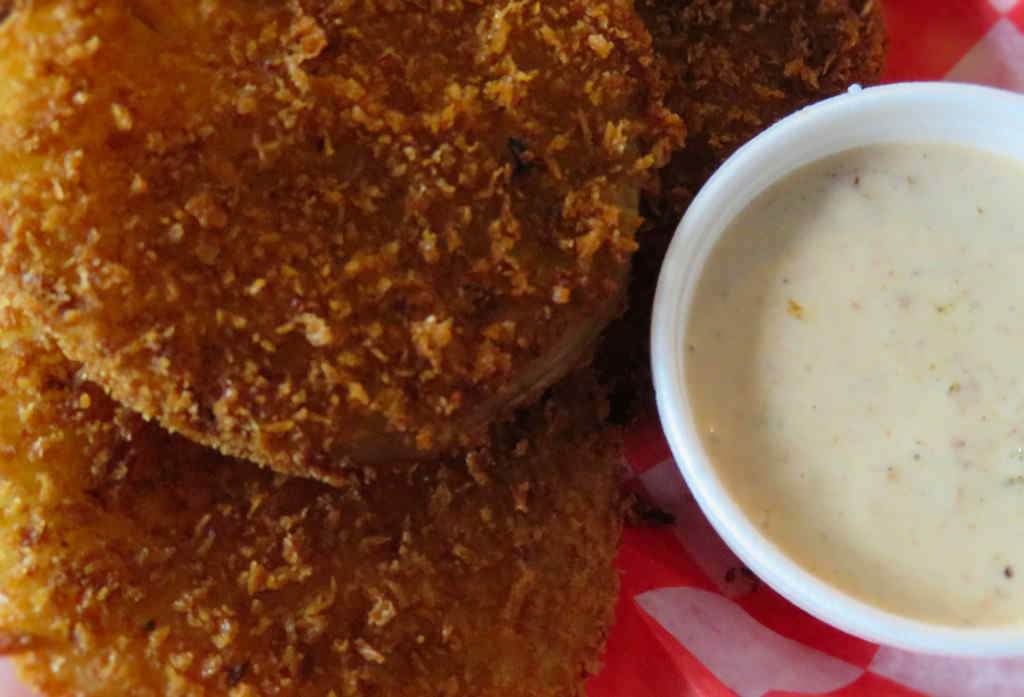 Fried Green Tomatoes with Spicy Ranch Dipping Sauce